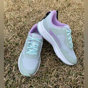 Women’s size 5 shoes